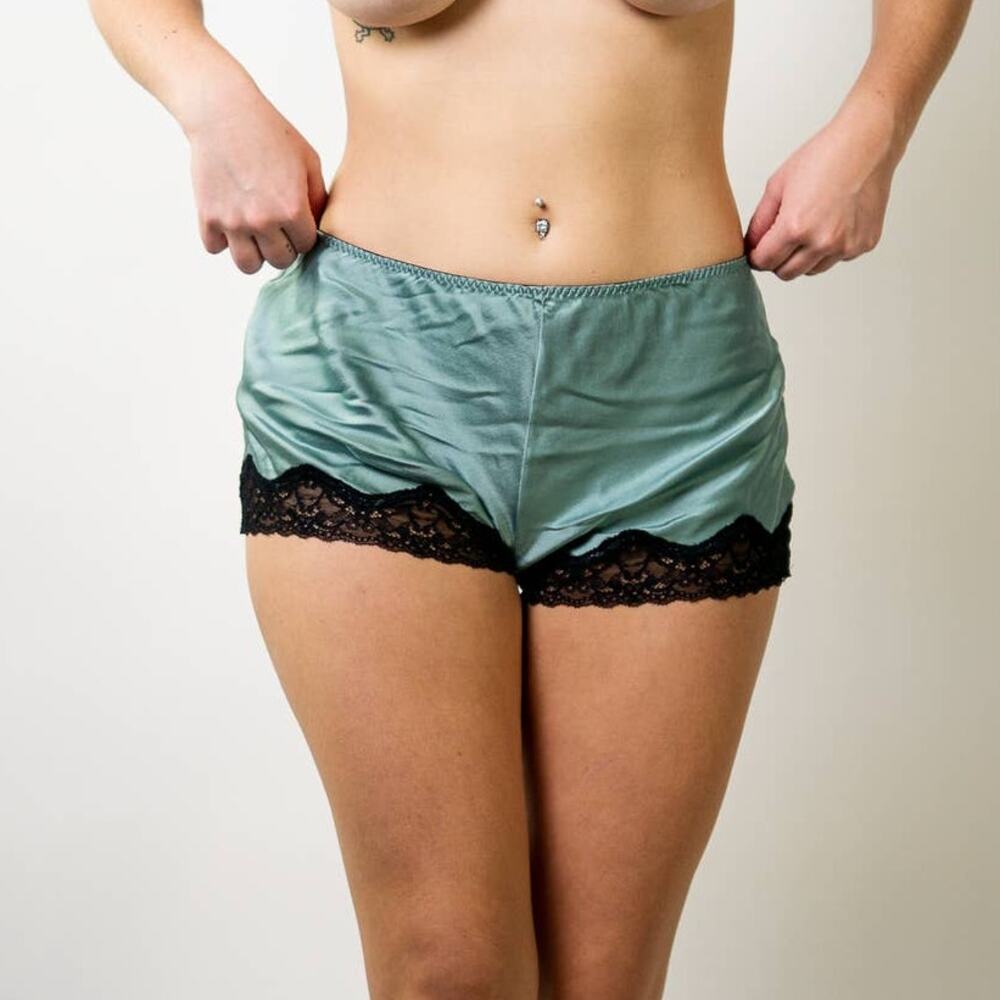 Samantha Chang Classic Silk Tap Shorts - Clearwater - M